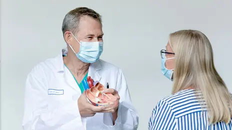 Ein Arzt erklärt einer Patientin die Herz Anatomie anhand eines Modells