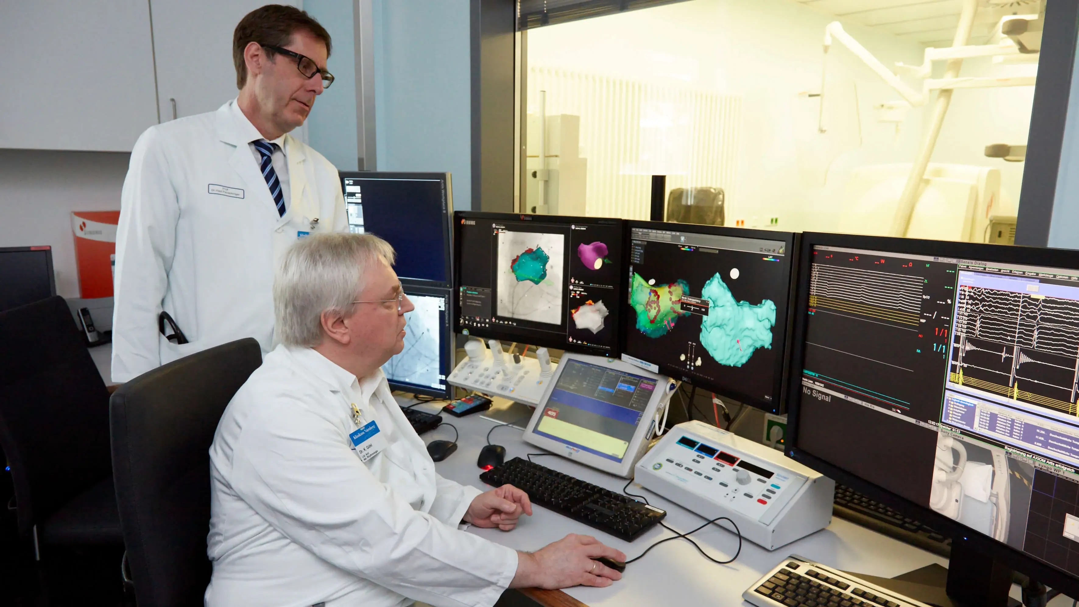 Zwei Ärzte während einer Konsillarbesprechung in der Kardiologie