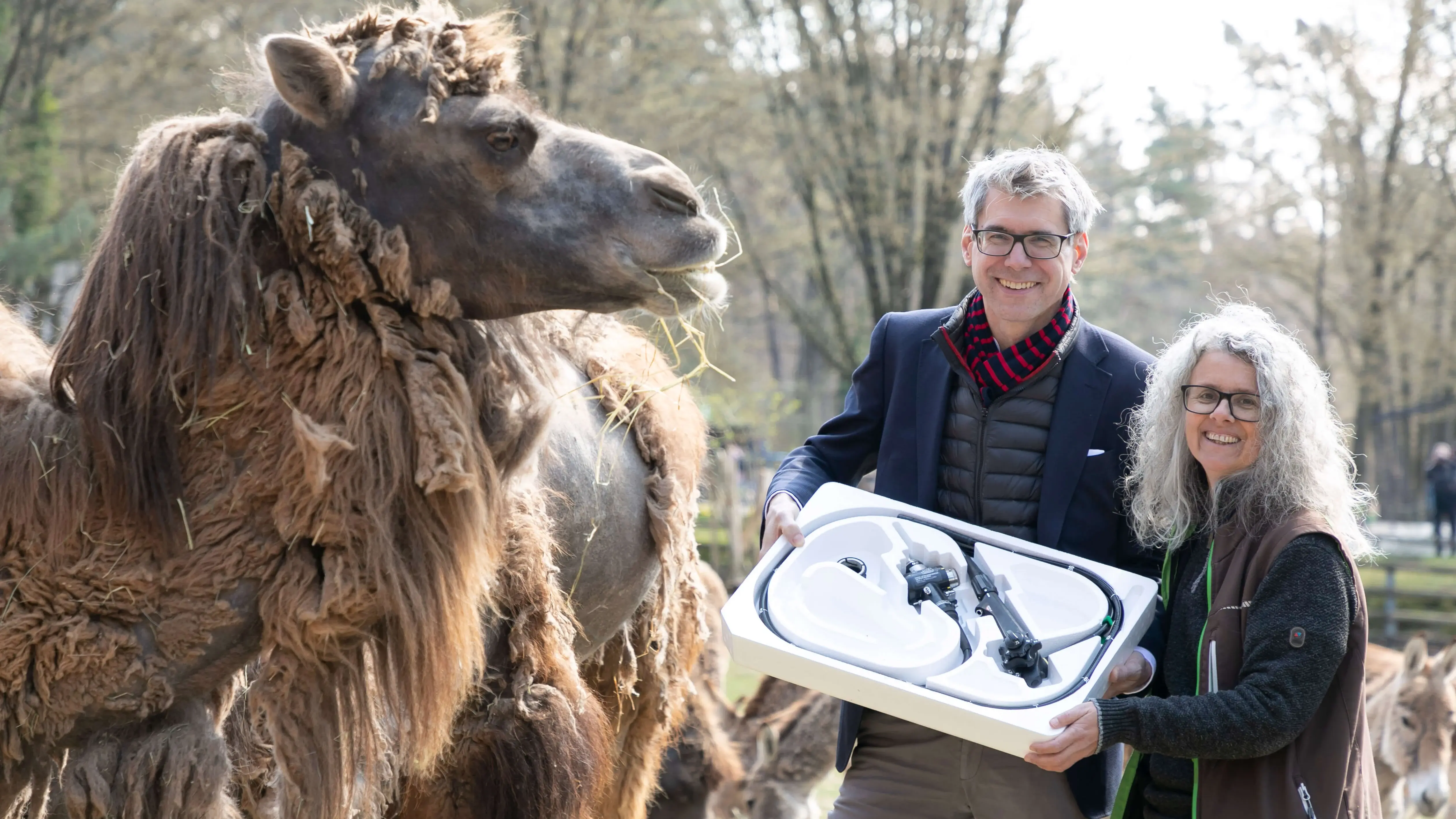 Übergabe des Endoskopie-Geräts im Tiergarten Nürnberg. 