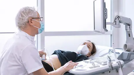 Ultraschall Untersuchung des Unterleibs einer jungen Frau