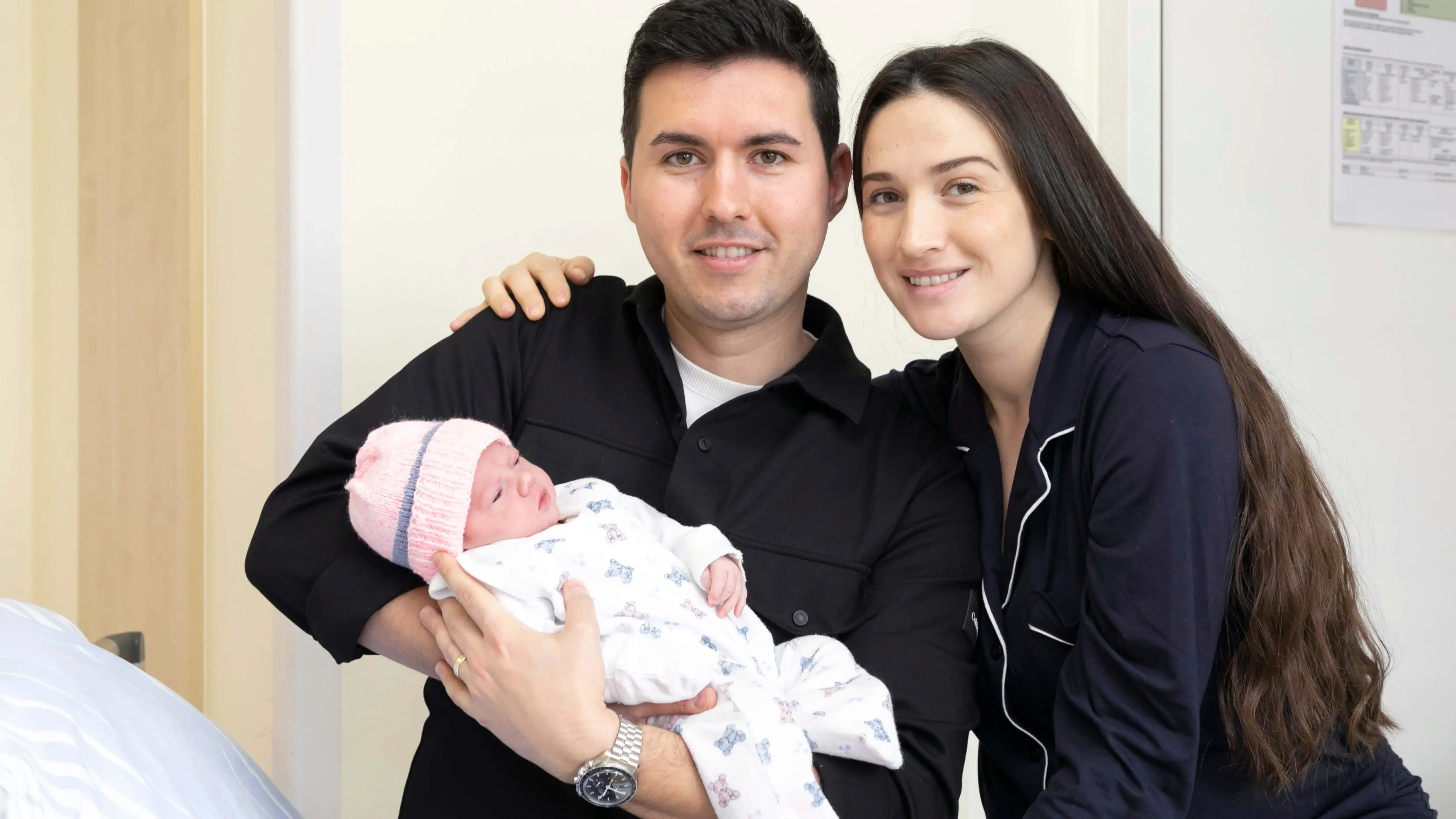 Ein Foto der kleinen Familie, der Vater hält die kleine Luiza auf dem Arm