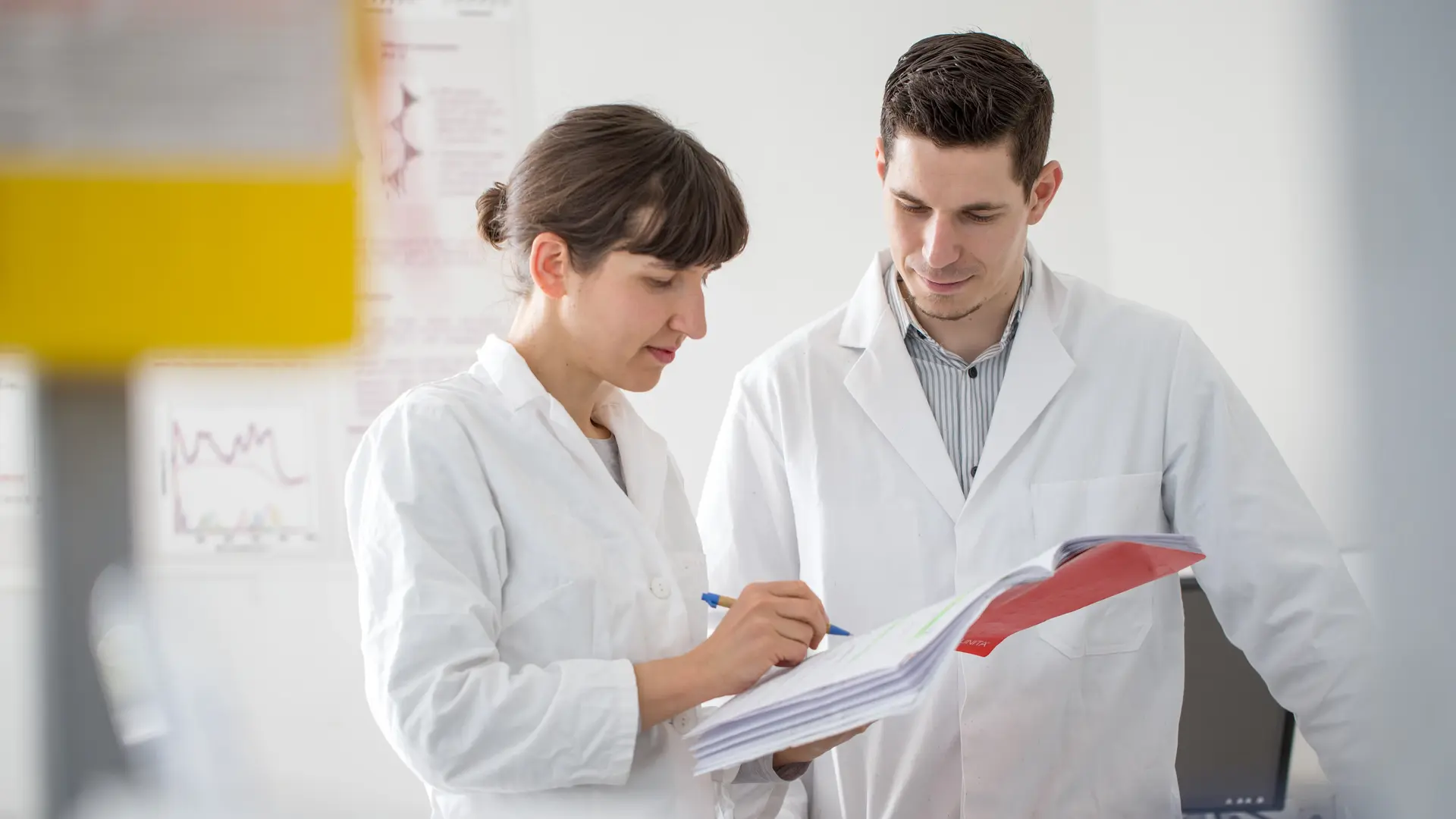 Zwei Mitarbeitende des Ambulanten BehandlungsCentrum unterhalten sich. 