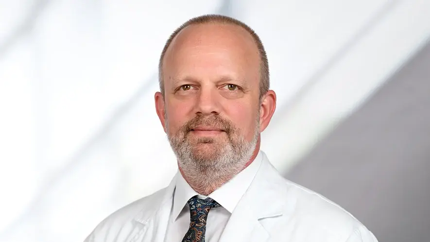 Portrait von Prof. Dr. Karl-Michael Schebesch, neuer Chefarzt der Klinik für Neurochirurgie