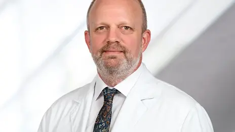Portrait von Prof. Dr. Karl-Michael Schebesch, neuer Chefarzt der Klinik für Neurochirurgie