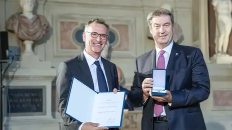 Dr. Markus Söder verleiht den Bayerischen Verdienstorden an Prof. Dr. Achim Jockwig, den Vorstandsvorsitzenden des Klinikums.