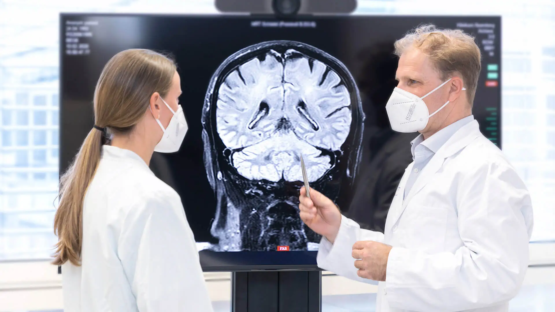 Prof. Dr. Jan Liman, Chefarzt, bespricht CT-Bilder mit einer Kollegin. 